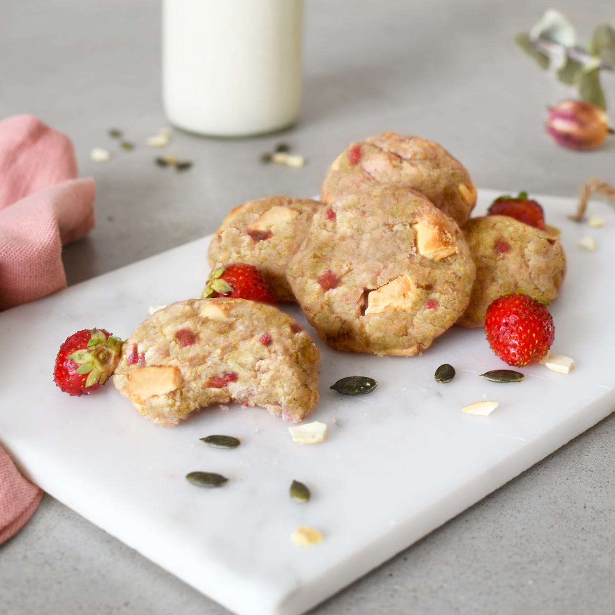 This week, we forget the basic dark chocolate cookies and we prepare quickly some white chocolate and strawberry cookies with the kids for snack time!