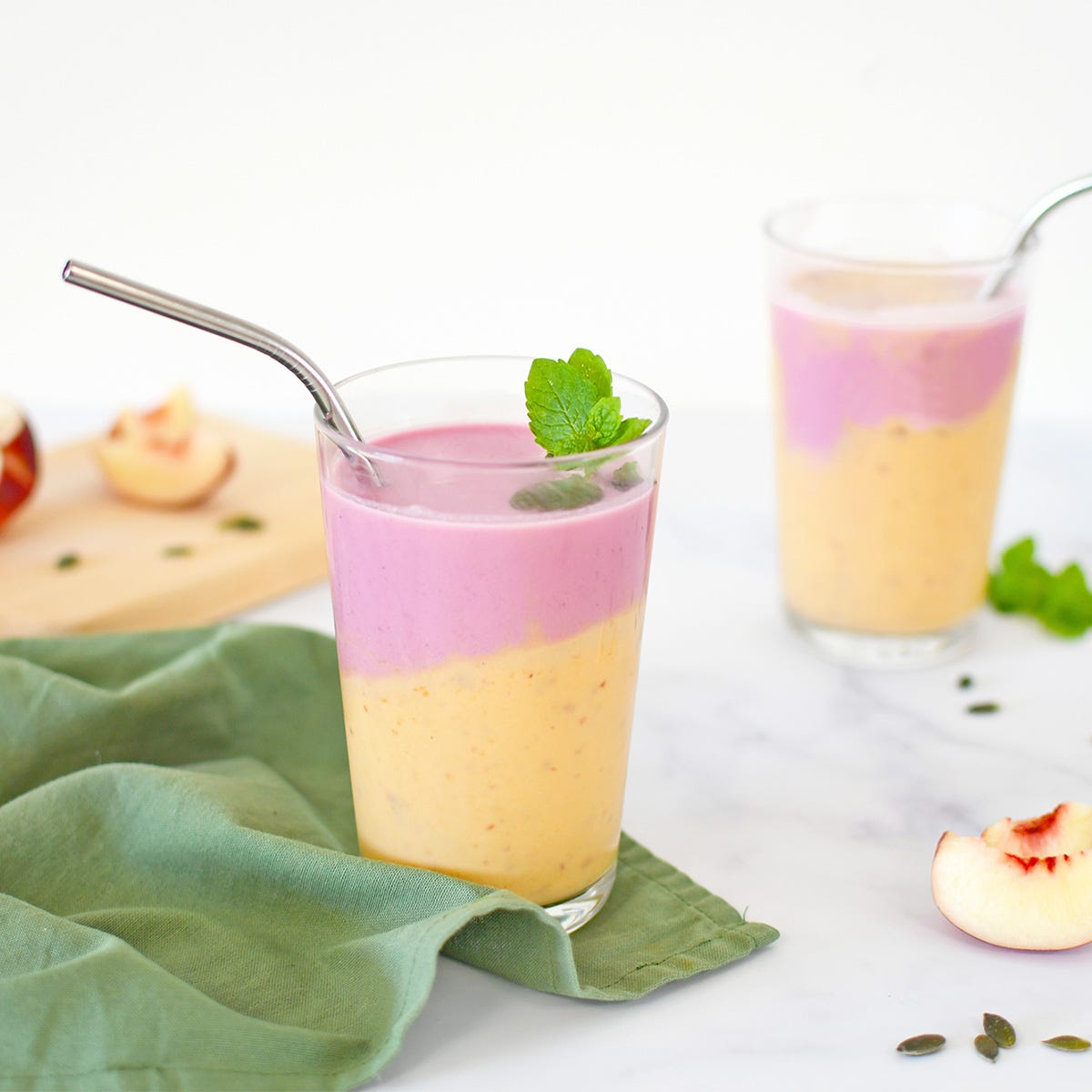We keep a summer mood with this fresh peach and bluberries smoothie.