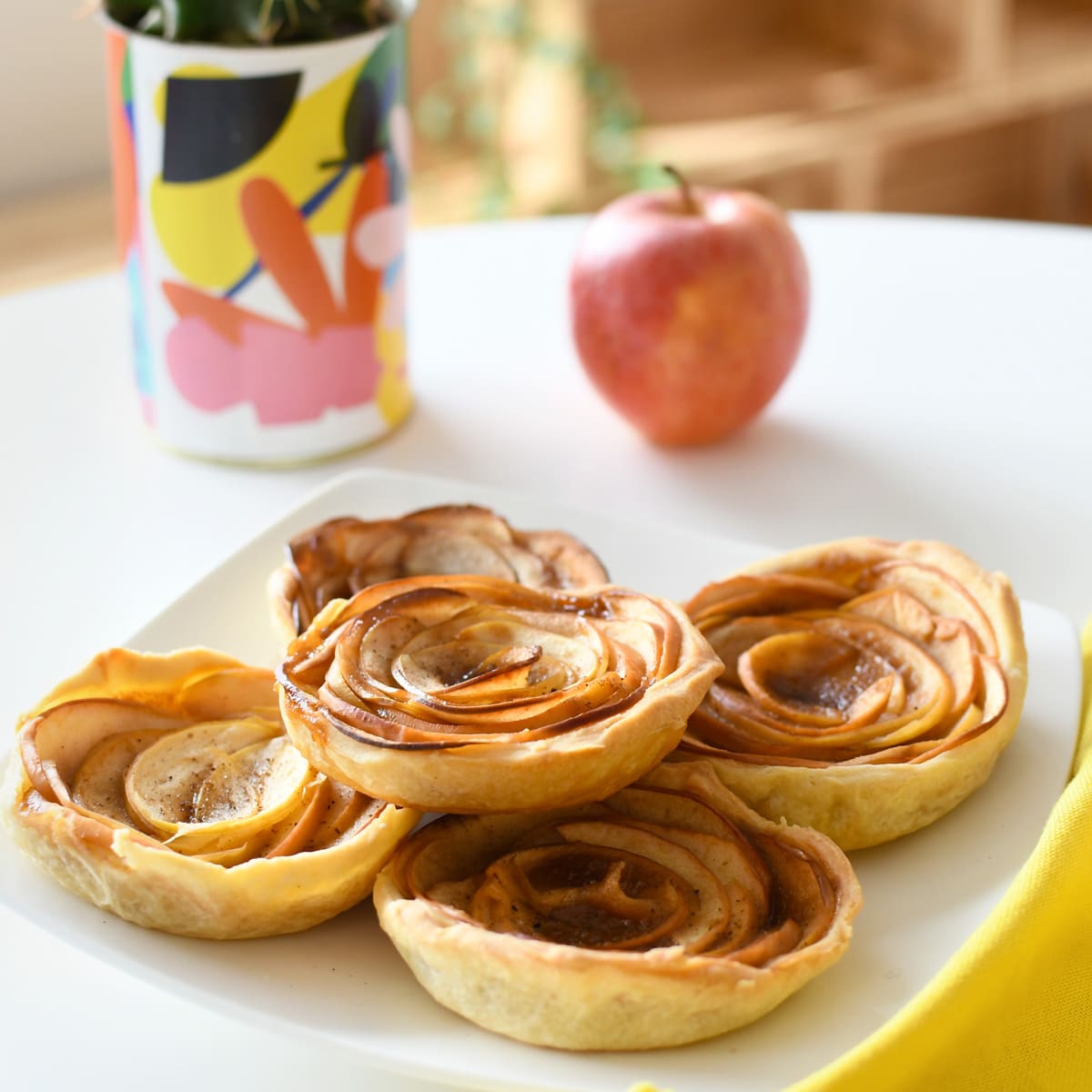 Delicious apple and caramel mini pies for the kids' tea time! Very easy to prepare in autumn.