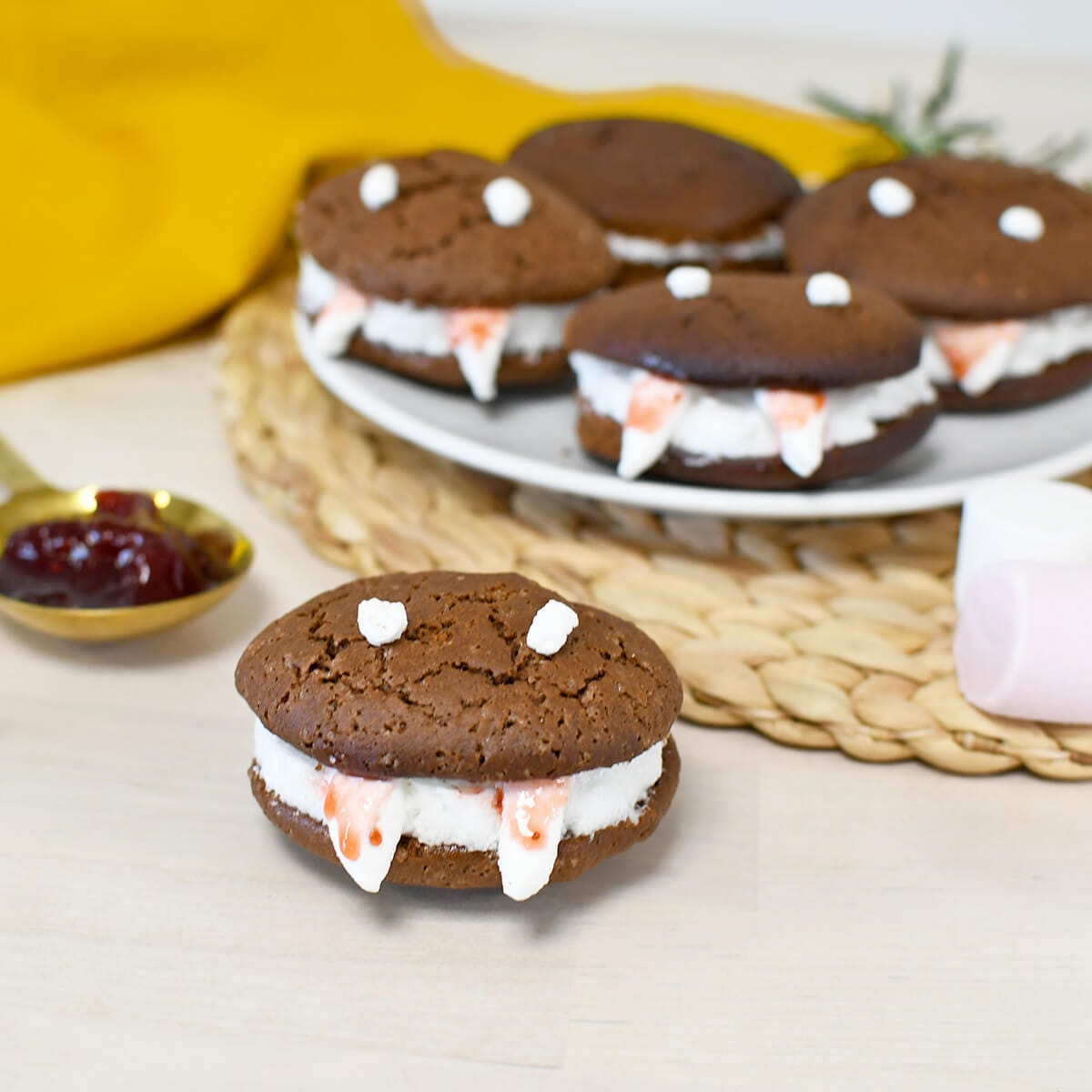 Halloween is coming: make these terrifying Vampire Whoopies which everyone will love!
