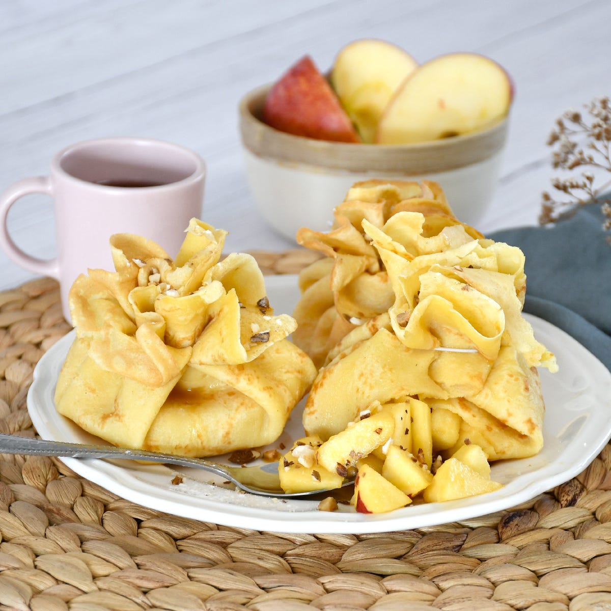 An original and easy pancake recipe with apple-caramel to cook with children, for dessert or afternoon tea.