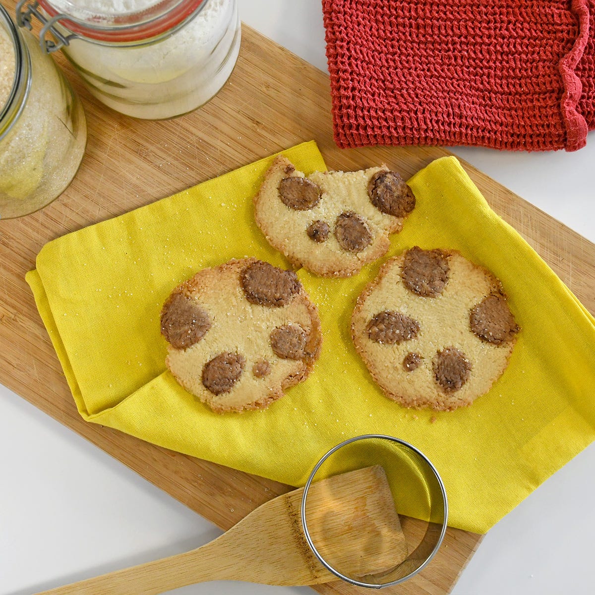 Adorable panda shortbread biscuits to snack on that are fun and original! Find all of our recipes on the blog.