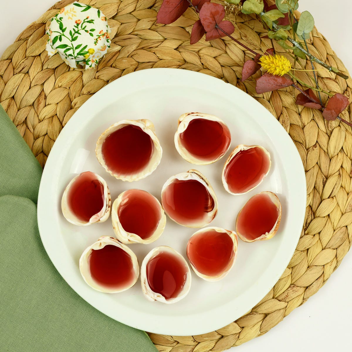 A recipe for caramel lollipops in shells, the perfect candy for reycling summer shells!